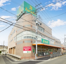 スーパーの店内スタッフ